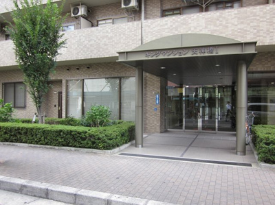 【エントランス】 | キングマンション天神橋Ⅰ | 周辺にはスーパーやコンビニ、商店街がありとても便利