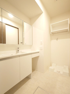 【洗面所】 | D-residence川口　A | 明るい洗面所です