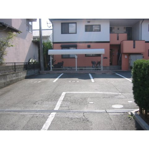 久留米市御井町のアパートの駐車場