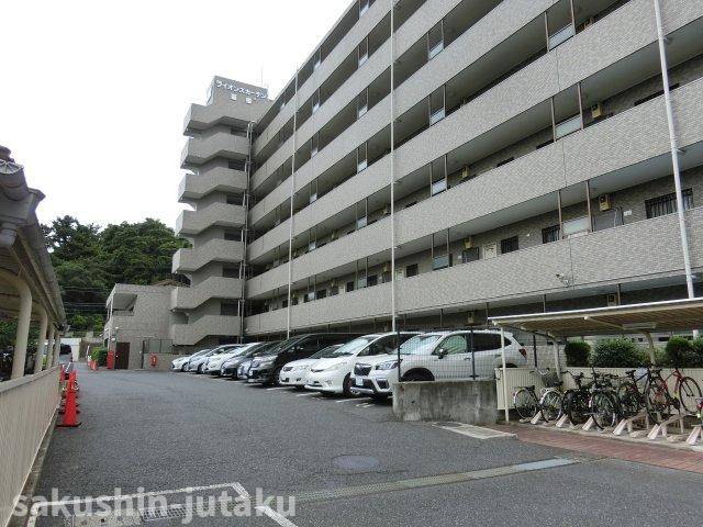 ライオンズガーデン幕張の駐車場|使用料月額8,000円～10,000円　空状況は都度確認いたします