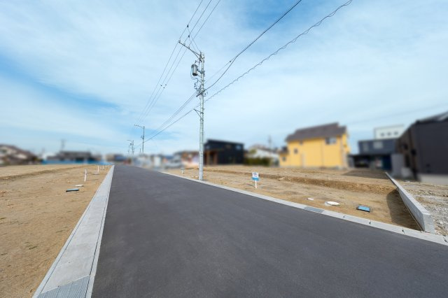 鈴鹿市長太栄町2丁目《サクシードタウン長太栄町 全21区画》の前面道路含む現地写真