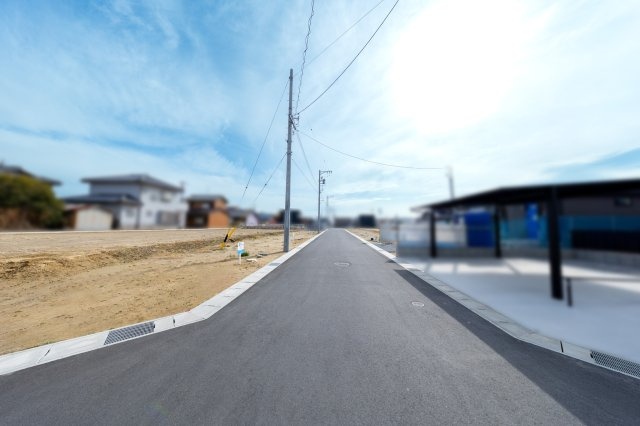 鈴鹿市長太栄町2丁目《サクシードタウン長太栄町 全21区画》の前面道路含む現地写真