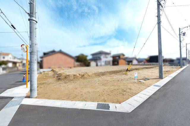 鈴鹿市長太栄町2丁目《サクシードタウン長太栄町 全21区画》の前面道路含む現地写真