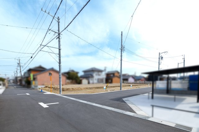 鈴鹿市長太栄町2丁目《サクシードタウン長太栄町 全21区画》の前面道路含む現地写真