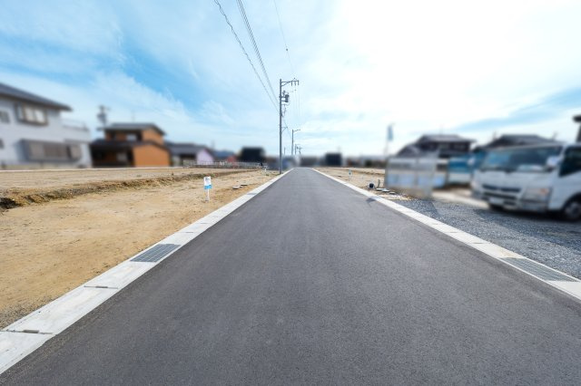 鈴鹿市長太栄町2丁目《サクシードタウン長太栄町 全21区画》の前面道路含む現地写真