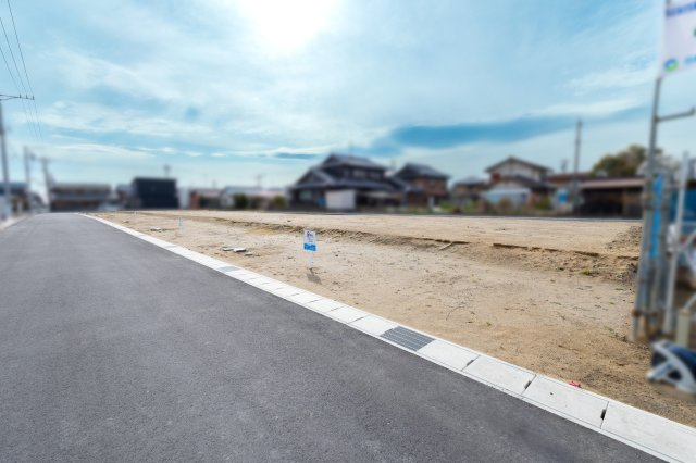 鈴鹿市長太栄町2丁目《サクシードタウン長太栄町 全21区画》の前面道路含む現地写真