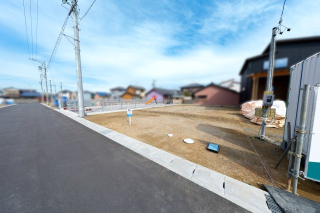 鈴鹿市長太栄町2丁目《サクシードタウン長太栄町 全21区画》の前面道路含む現地写真
