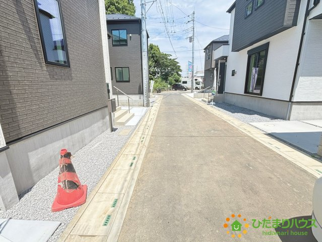 上尾市地頭方　5期　新築一戸建て　グラファーレ　02の前面道路含む現地写真|前面道路4ｍ！
車の出し入れも簡単にできます
