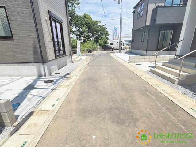 上尾市地頭方　5期　新築一戸建て　グラファーレ　01の前面道路含む現地写真|幅員4Mの整備された道路♪
