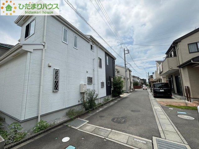 桶川市末広3丁目　中古一戸建ての前面道路含む現地写真