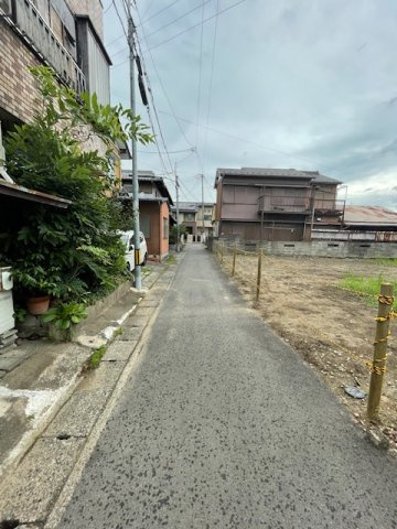 ６３６１０　岐阜市近島４丁目土地の前面道路含む現地写真