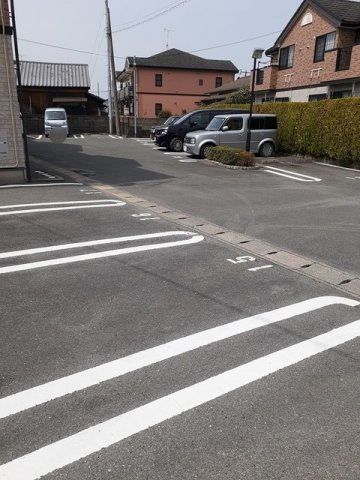 ラシーヌⅢ弐番館の駐車場|カースペースがあります