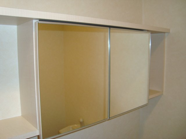 キルシェのトイレ|トイレ内収納鏡付