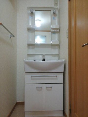 ケント・アヴェニュー壱番館の洗面所|広い洗面スペース