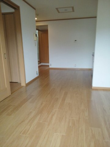 ケント・アヴェニュー壱番館の居間・リビング|こちらのリビングで趣味の時間をお楽しみください