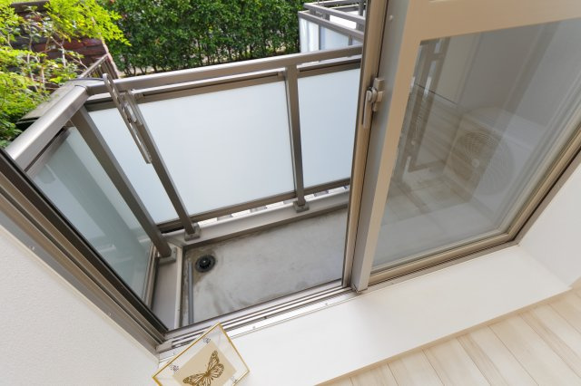 VARIE EAST KOIWAのバルコニー|防犯シャッター付きバルコニー