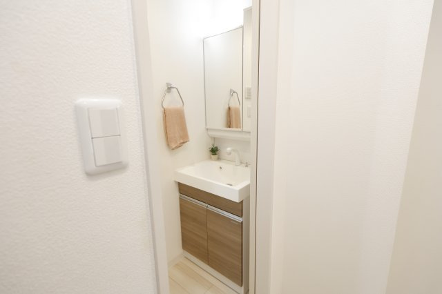 VARIE EAST KOIWAの独立洗面台|身支度に便利なシャンプードレッサー