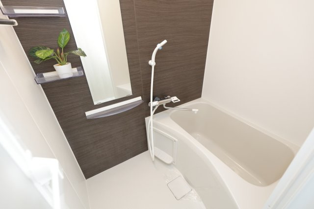 VARIE EAST KOIWAの浴室|清潔感のあるアクセントパネル付きバスルーム