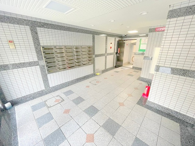 新居マンションのエントランス