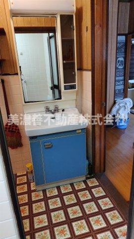 ６３２２７　岐阜市下川手中古戸建ての独立洗面台