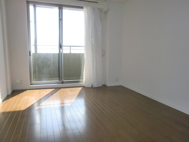 セレッソコートリバーサイドOSAKAの洋室|太陽の光がそそぐ南向きバルコニー