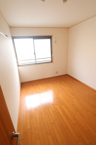 ソレアード生田の洋室