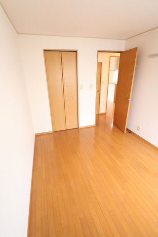 ソレアード生田の洋室