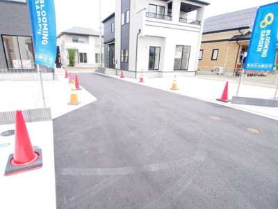 【前面道路含む現地写真】 | Blooming　Garden　南沢又東谷地　３号棟