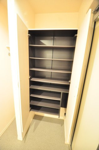 大阪市都島区中野町２丁目のアパートの玄関