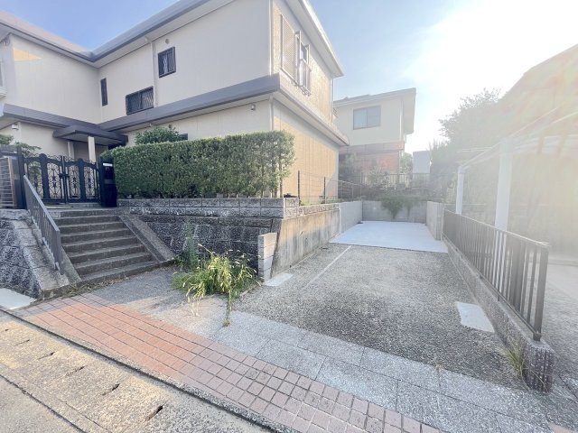 美しが丘南4丁目戸建の駐車場