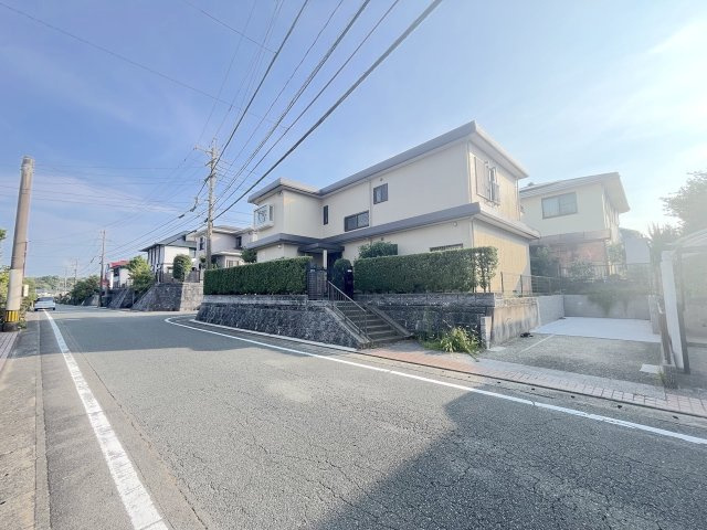 美しが丘南4丁目戸建の前面道路含む現地写真