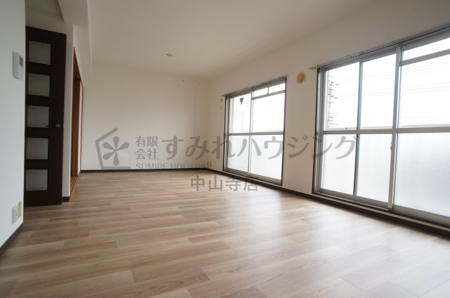 エステートプラザ中野の居間・リビング