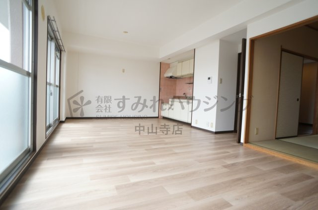 エステートプラザ中野の居間・リビング