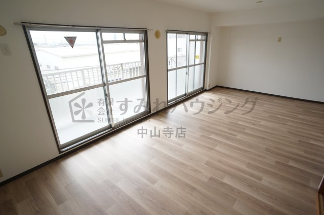 エステートプラザ中野の居間・リビング