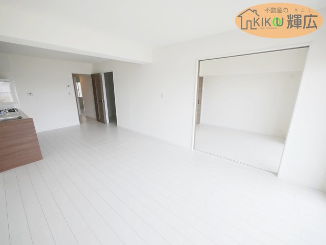 【居間・リビング】 | シャルム明石　3階 | 清潔感あるリビングにリフォーム済です。