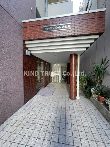 ヒューマンポート洗心洞のエントランス|落ち着いたエントランスです