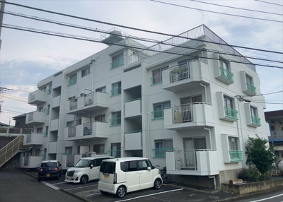 【外観】 | 長谷オーナーズマンション | 隣家の土地はどうなっているのか、生活利便施設が近くにあるのか、学校まで近いかなど、お客様のライフスタイルにあわせたイメージが重要です。また、近くにあると困る施設が近くにないかも確認するといいでしょう。