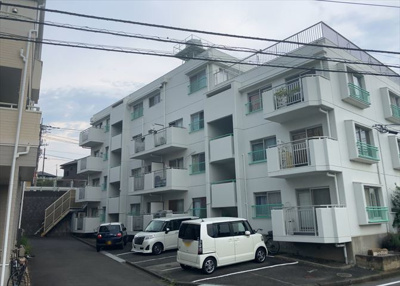 【現況写真】 | 長谷オーナーズマンション | 眺望の良さを楽しめるダイニングキッチンで家族団らんの時間を過ごしてはいかがでしょうか。バルコニーから見える景色を家族で眺める時間は、時間が経つのを忘れてしまいそうですね。是非、現地を見に行きましょう！