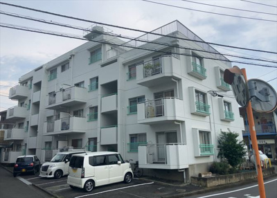 【現況写真】 | 長谷オーナーズマンション | 道幅が広い場所は日当たりや風通が良好です。幅が広いのですれ違いも可能ですし大きな車でも駐車可能！一方で、大型車が通ることも多くなるため交通量の増加により騒音に繋がります。また土地の値段が高くなります。