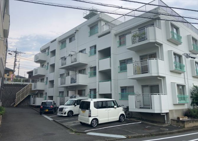 【構造・工法・仕様】 | 長谷オーナーズマンション | ＲＣ造、Reinforced Concreteは直訳すると補強されたコンクリートです。主に柱や梁・床・壁が鉄筋とコンクリートで構成おり、鉄筋を組んだ型枠にコンクリートを流し込んで固めたものを指します。