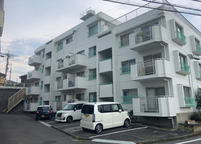 【外観】 | 長谷オーナーズマンション | 外観はマンション管理がされているかの目安になります。築年数が古いと、壁面は劣化してひび割れが生じることも！建物が古びていても細かいところが修繕されていると、きちんと管理されているなぁと感じるでしょう。