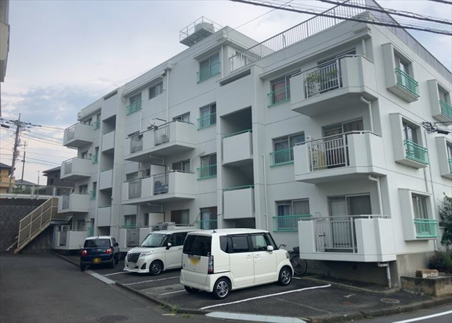 【外観】 | 長谷オーナーズマンション | 外観はマンション管理がされているかの目安になります。築年数が古いと、壁面は劣化してひび割れが生じることも！建物が古びていても細かいところが修繕されていると、きちんと管理されているなぁと感じるでしょう。