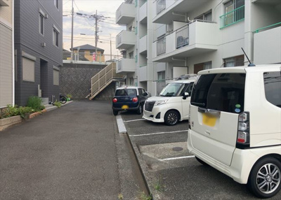 【駐車場】 | 長谷オーナーズマンション | 車一台あたりに必要なスペースは、標準サイズの普通自動車で横幅2m50cm、長さ5mは必要になります。ただし、乗降のことも考慮して横幅3m30cm、長さ5m50cmほどは確保できるところを選びましょう。