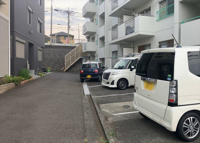 【駐車場】 | 長谷オーナーズマンション | 車一台あたりに必要なスペースは、標準サイズの普通自動車で横幅2m50cm、長さ5mは必要になります。ただし、乗降のことも考慮して横幅3m30cm、長さ5m50cmほどは確保できるところを選びましょう。