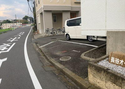 【駐車場】 | 長谷オーナーズマンション | 駐車場と明記されていても、最小スペースでつくられた駐車場だと大型車は駐車できなかったり、出入りしにくくなったりする可能性があります。お車のサイズと購入したい物件の駐車場のサイズを現地で確認しましょう。