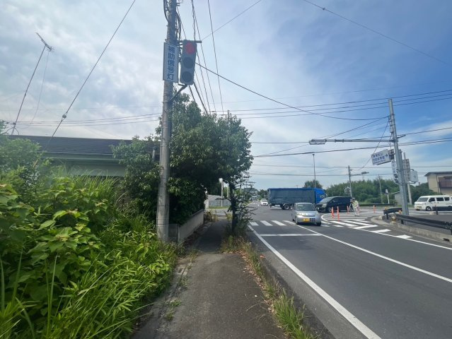 東松山市松山町2丁目　建築条件なし売地　「森林公園駅」徒歩12分　敷地99坪　【松山第一小学区】の前面道路含む現地写真