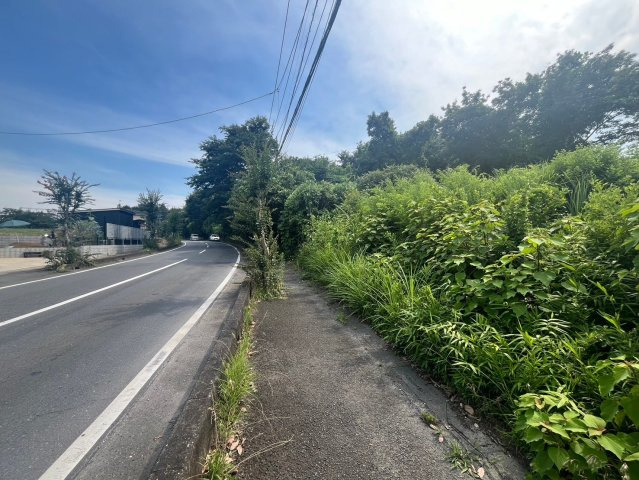 東松山市松山町2丁目　建築条件なし売地　「森林公園駅」徒歩12分　敷地99坪　【松山第一小学区】の前面道路含む現地写真