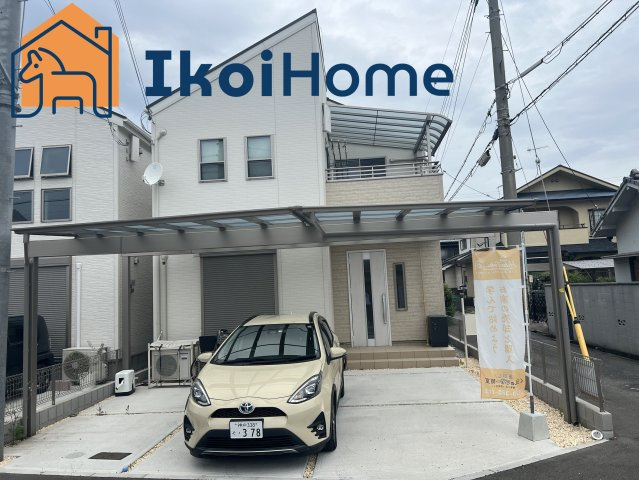 明石市二見町西二見　中古一戸建の外観|大型のカーポートもついており、並列3台まで駐車可能です。角地で開放感があり、築2年の築浅物件です。