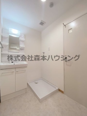 【洗面所】 | 　西尾ハイツ | スペースが確保できる洗面所です