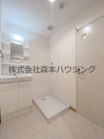 【洗面所】 | 　西尾ハイツ | スペースが確保できる洗面所です